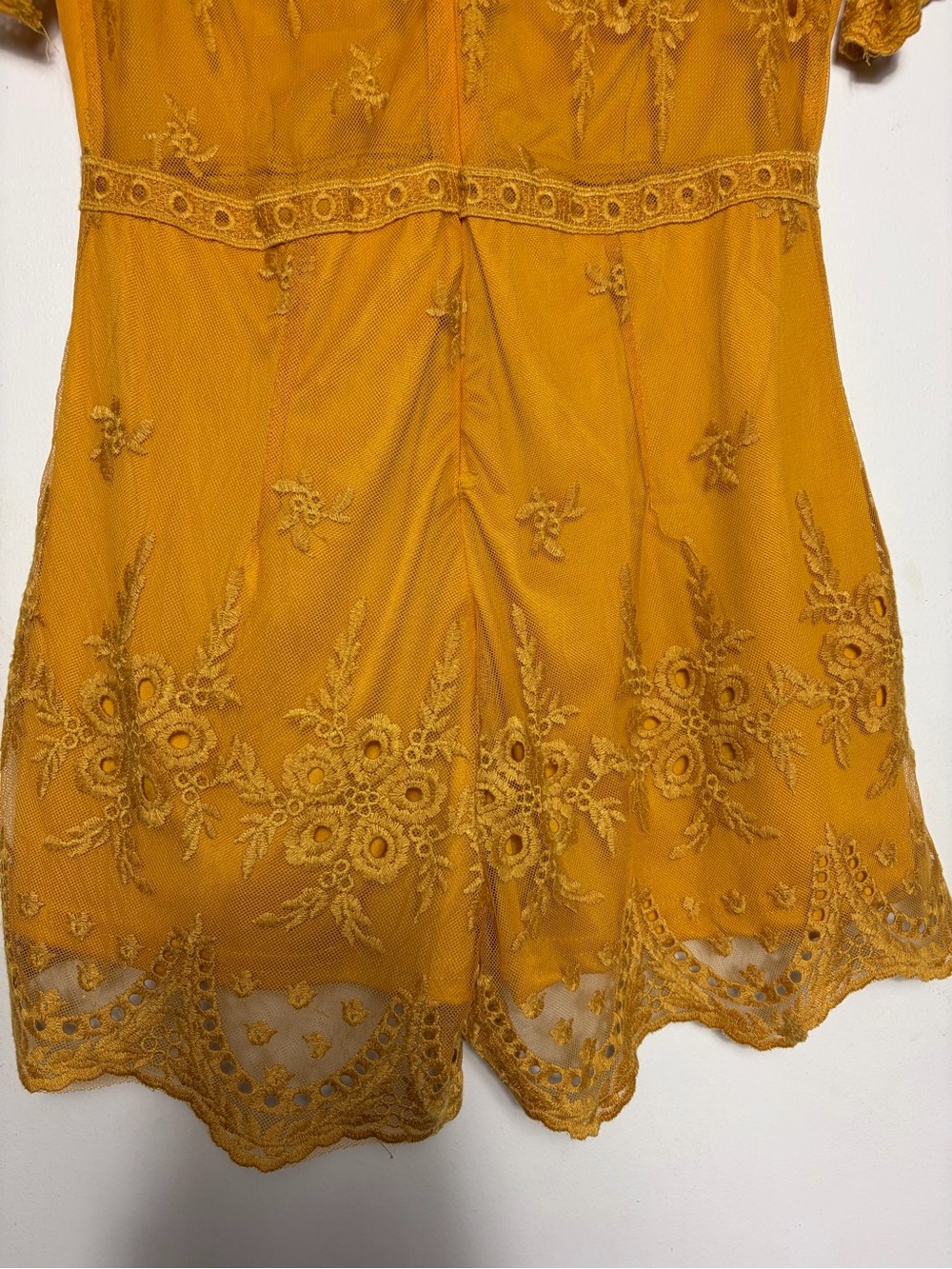Haute  Monde mustard embroidered lace mesh v neck shorts romper size M - Picture 5 of 9